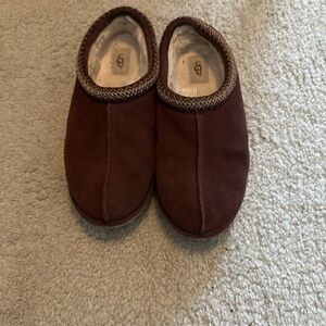 UGG unisex burgundy Slippers